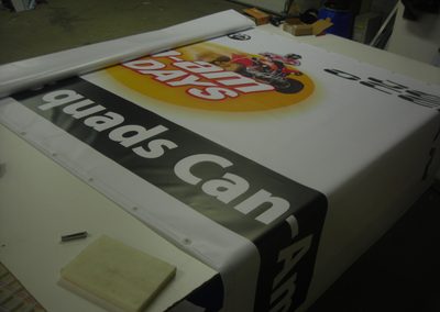bache avec finition ourlet et oeillets graphidec