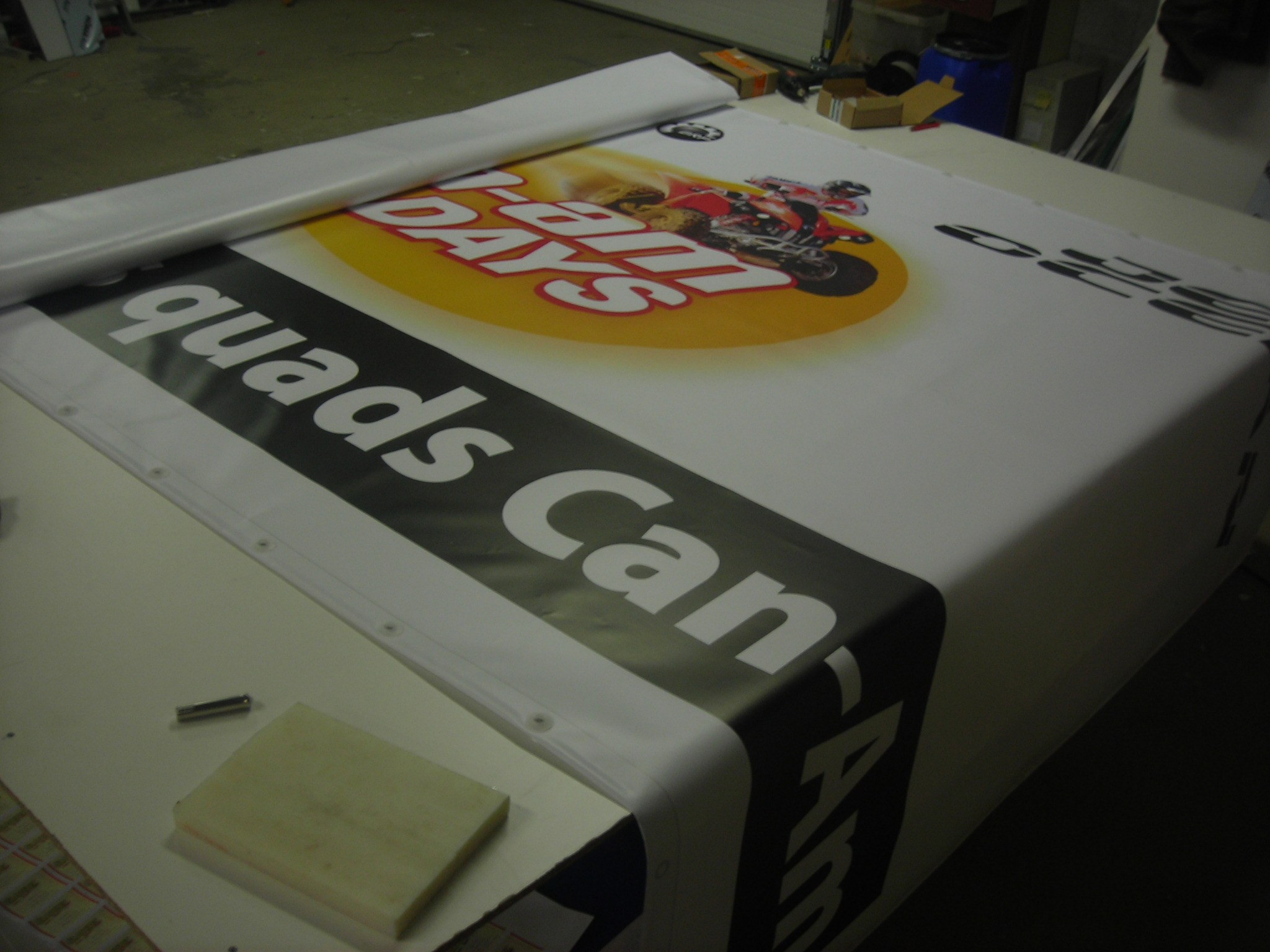 bache avec finition ourlet et oeillets graphidec