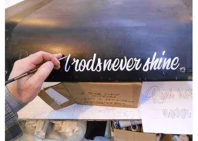 lettrage script peint sur vehicule ancien graphidec