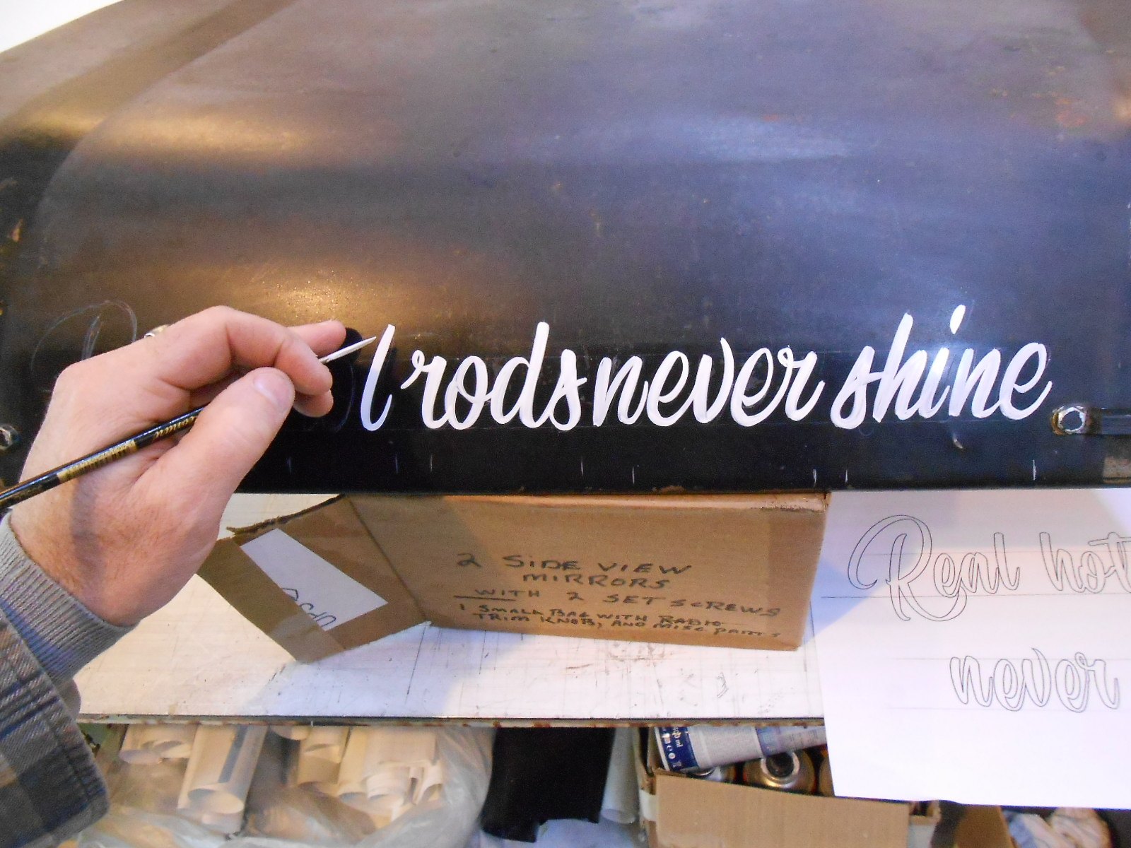 lettrage script peint sur vehicule ancien graphidec