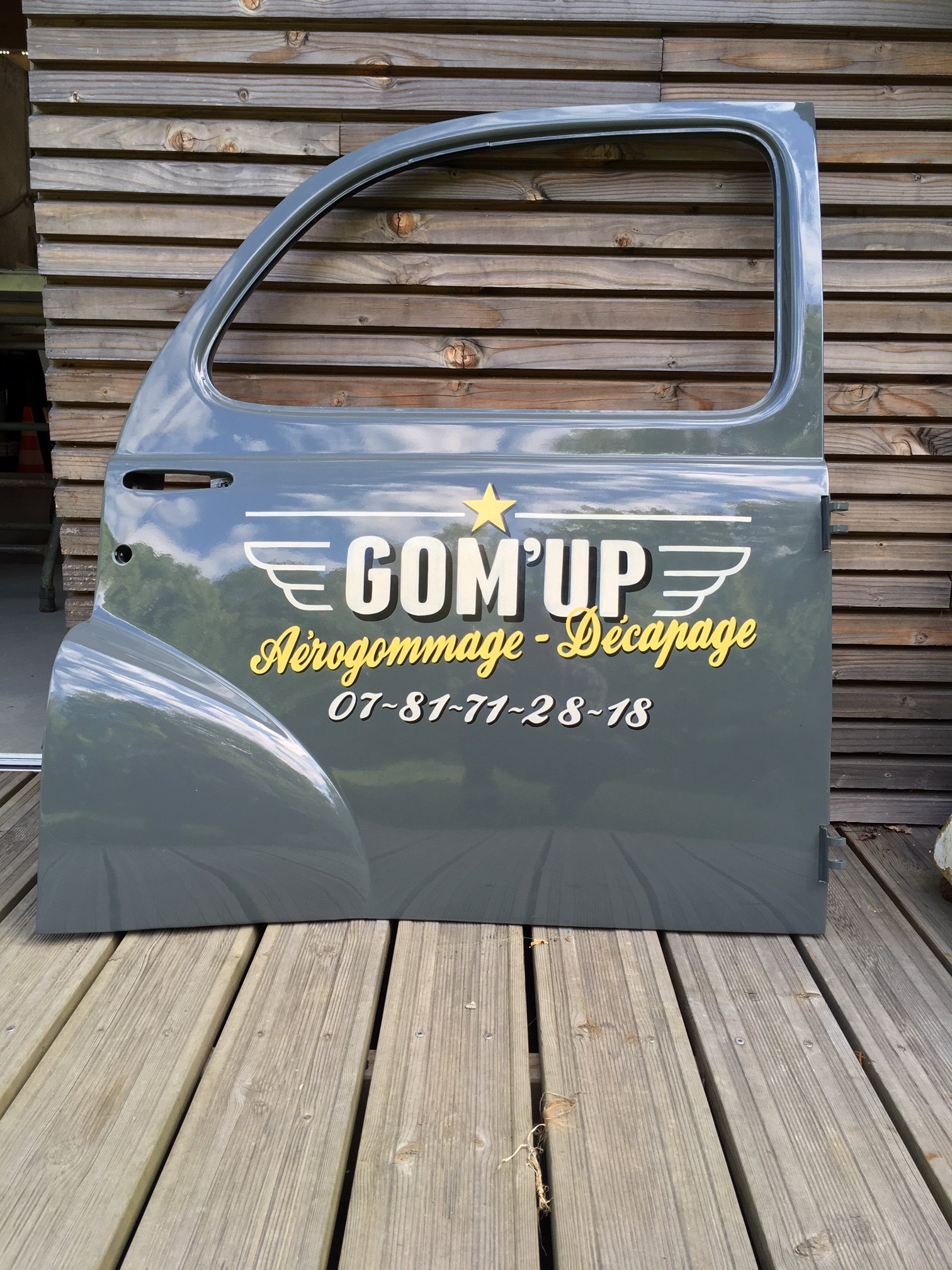 logo et lettres peintes sur peugeot 203 graphidec
