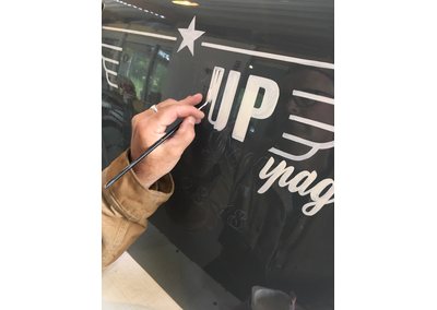 logo et lettres peintes sur vehicule ancien graphidec