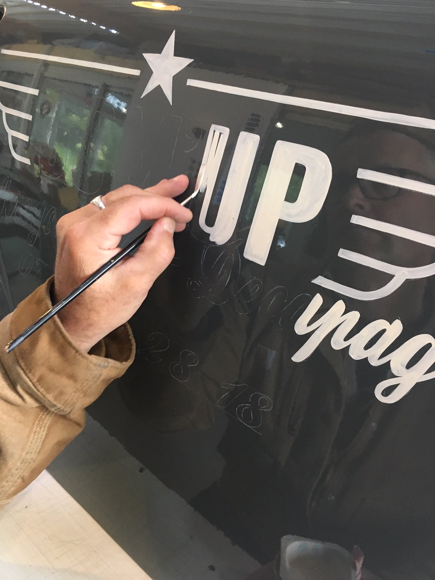 logo et lettres peintes sur vehicule ancien graphidec