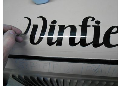 logo peint sur capot voiture ancienne graphidec