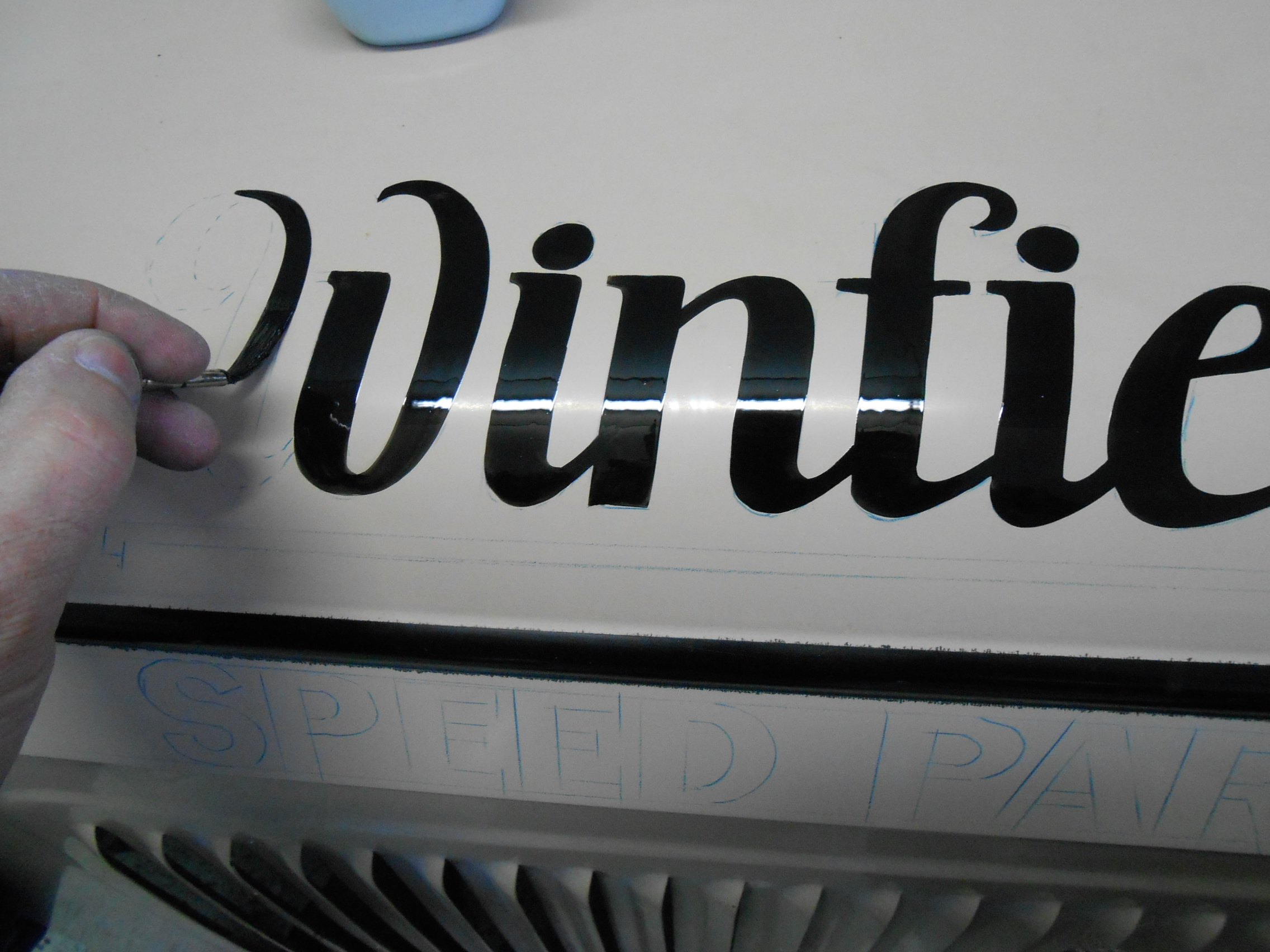 logo peint sur capot voiture ancienne graphidec