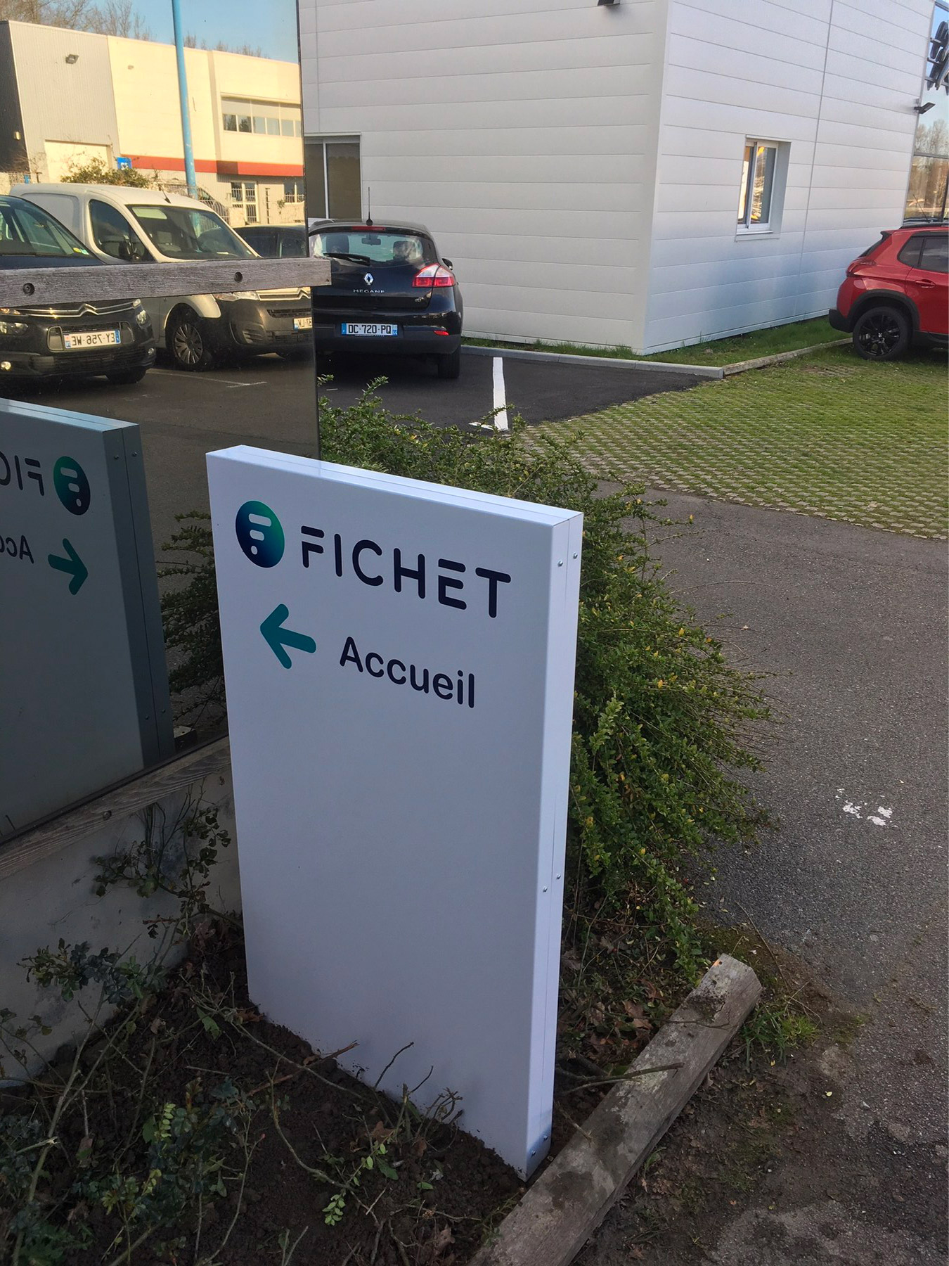 signaletique borne accueil double face graphidec