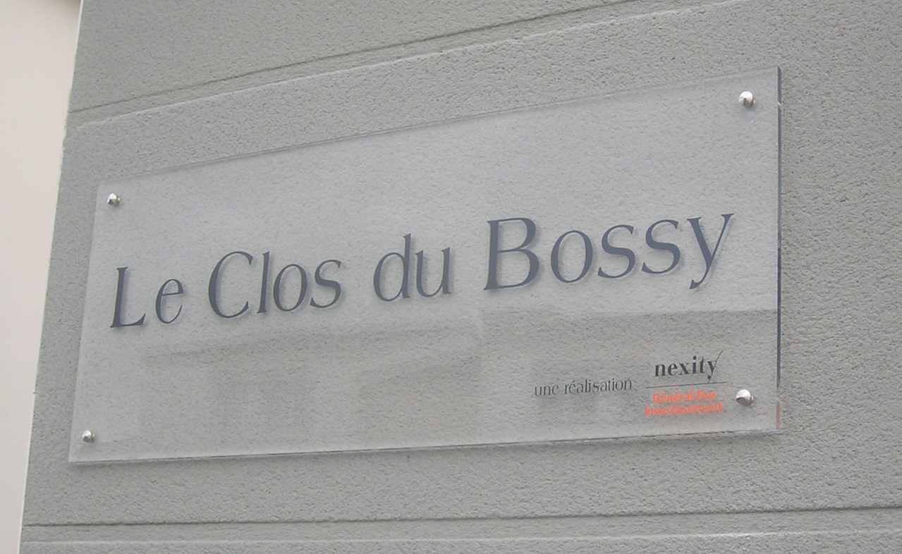 signaletique plaques plexiglas et marquage adhesif graphidec