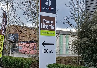 Totem en tôle aluminium à bords pliés Graphidec