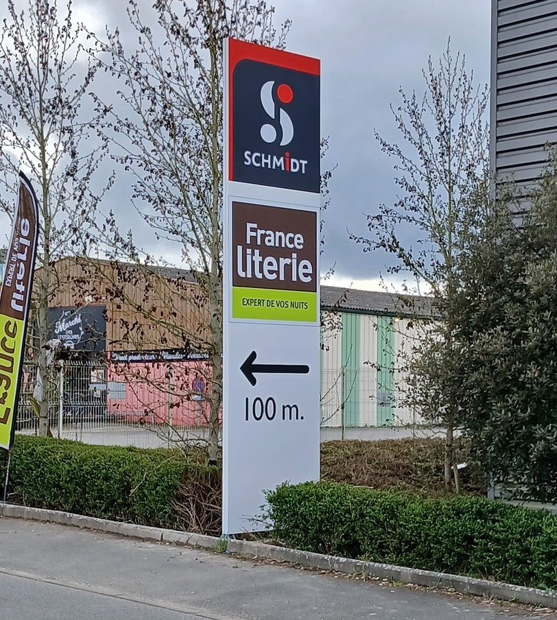 Totem en tôle aluminium à bords pliés Graphidec