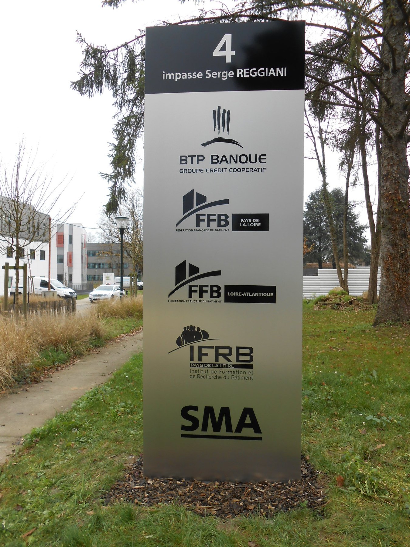 Totem à faces planes pliées Graphidec