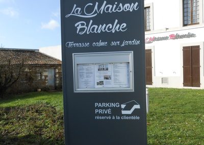 Totem simple face avec incrustation Graphidec