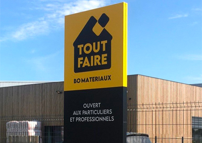 Totem en tôle aluminium à bords pliés Graphidec
