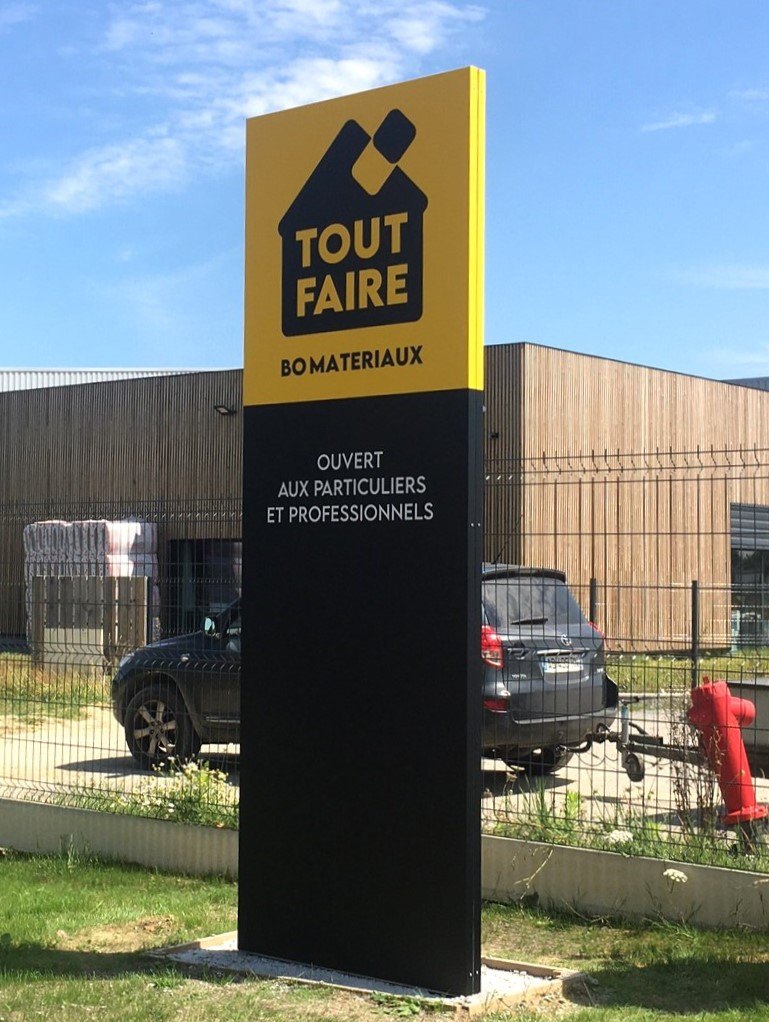 Totem en tôle aluminium à bords pliés Graphidec