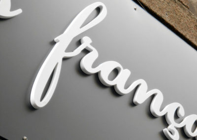 Lettres et logos découpés