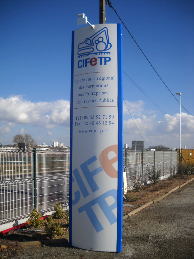 Totem de signalétique directionnelle pour collectivité